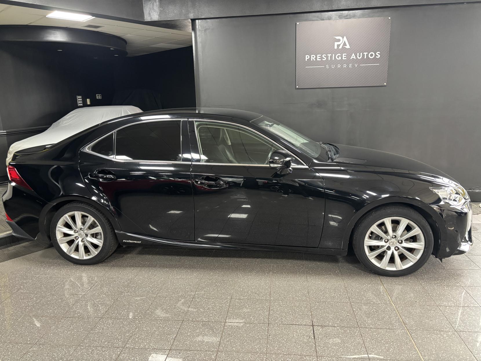 Lexus IS 2.5 300h Executive Edition Saloon 4dr Petrol Hybrid E-CVT Euro 5 (s/s) (223 ps)