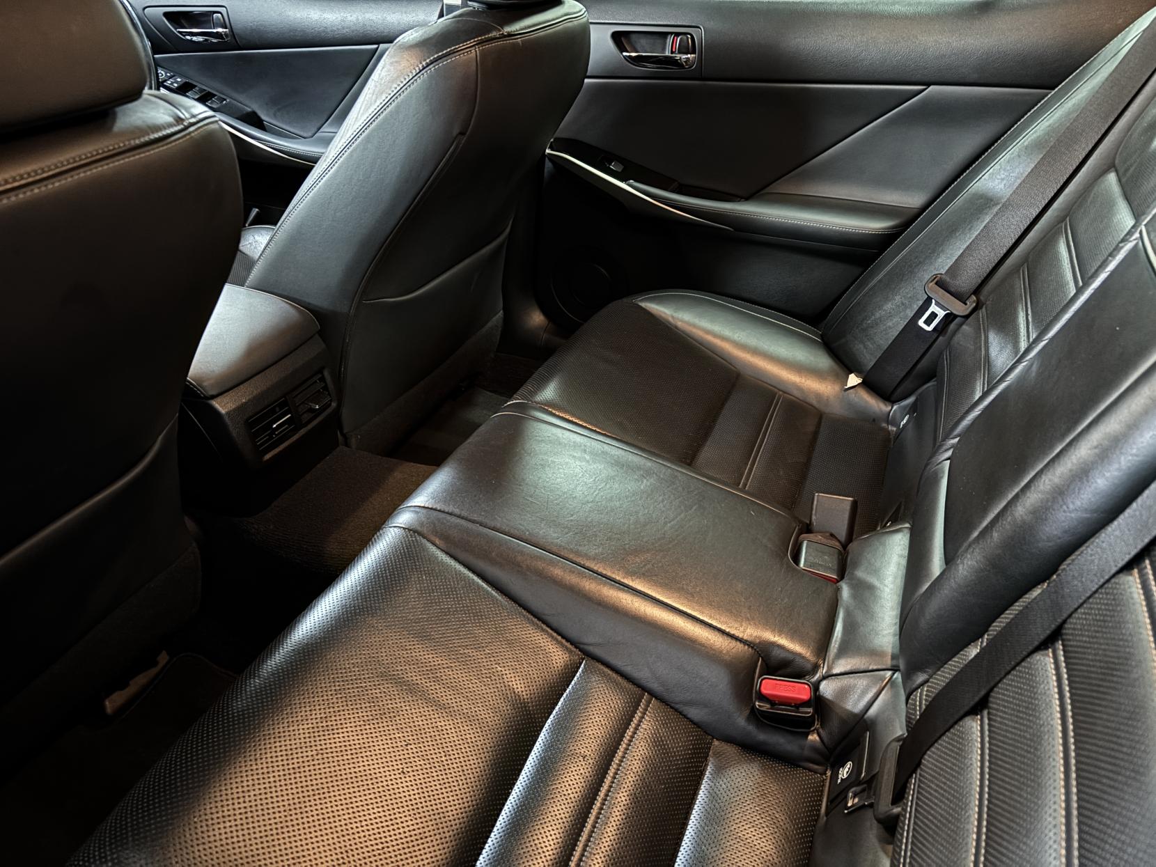 Lexus IS 2.5 300h Executive Edition Saloon 4dr Petrol Hybrid E-CVT Euro 5 (s/s) (223 ps)