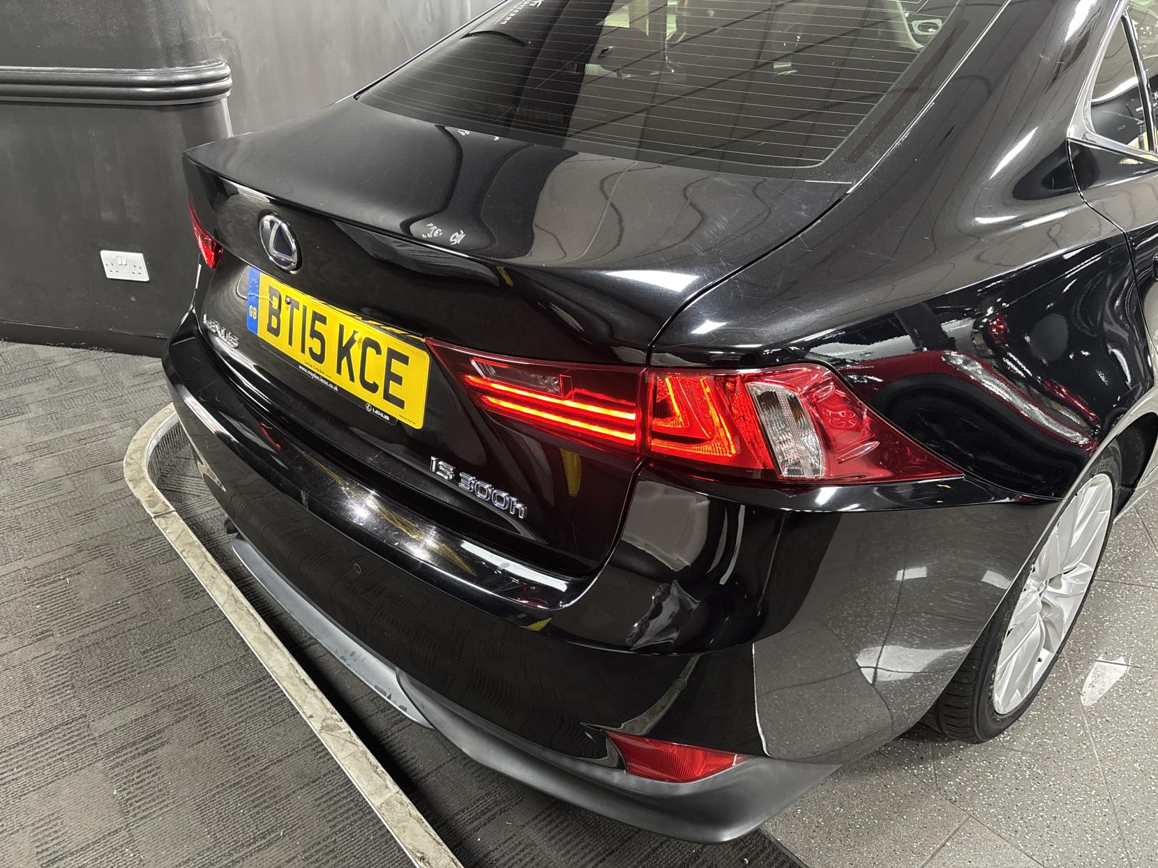 Lexus IS 2.5 300h Executive Edition Saloon 4dr Petrol Hybrid E-CVT Euro 5 (s/s) (223 ps)