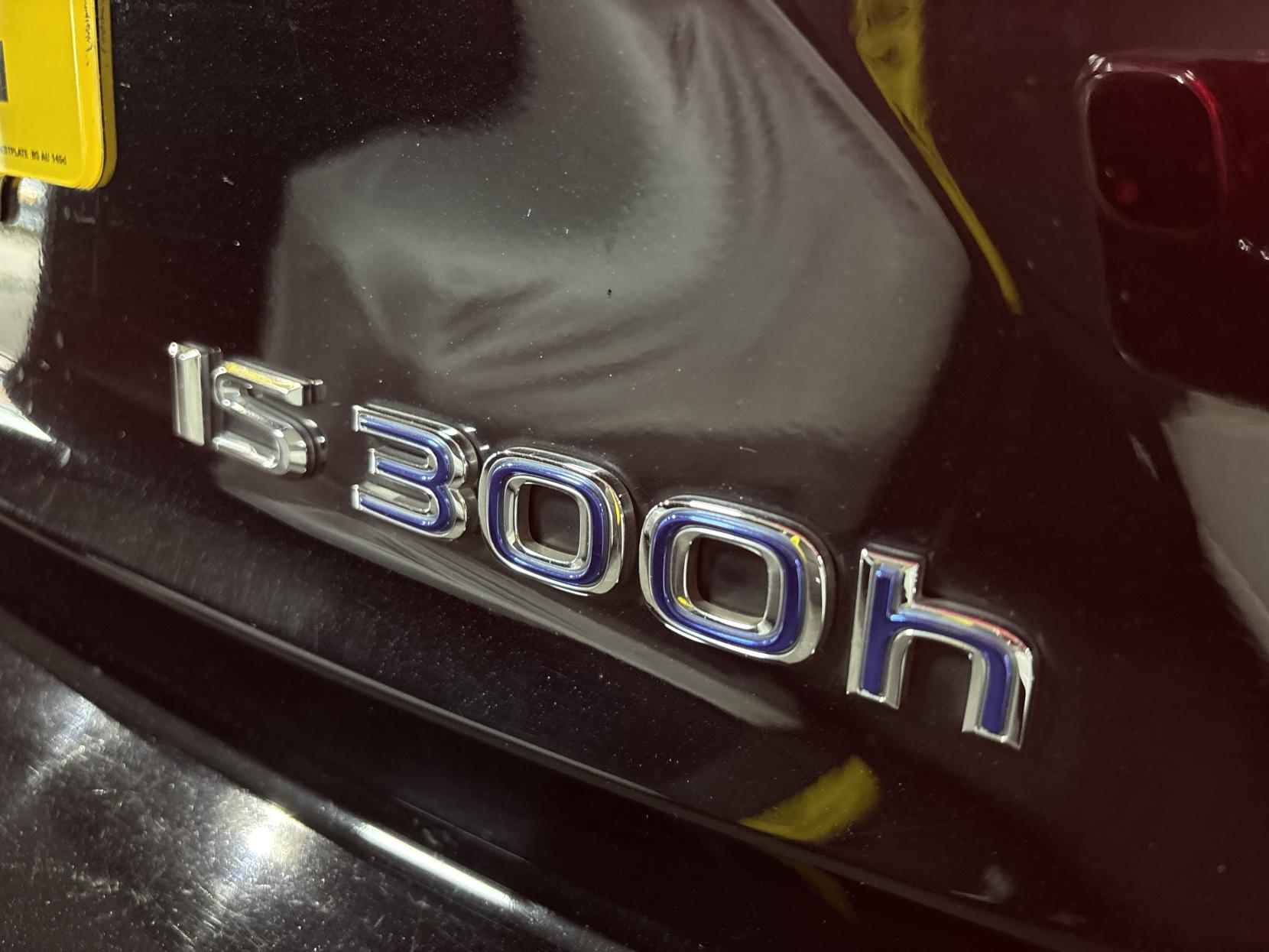 Lexus IS 2.5 300h Executive Edition Saloon 4dr Petrol Hybrid E-CVT Euro 5 (s/s) (223 ps)