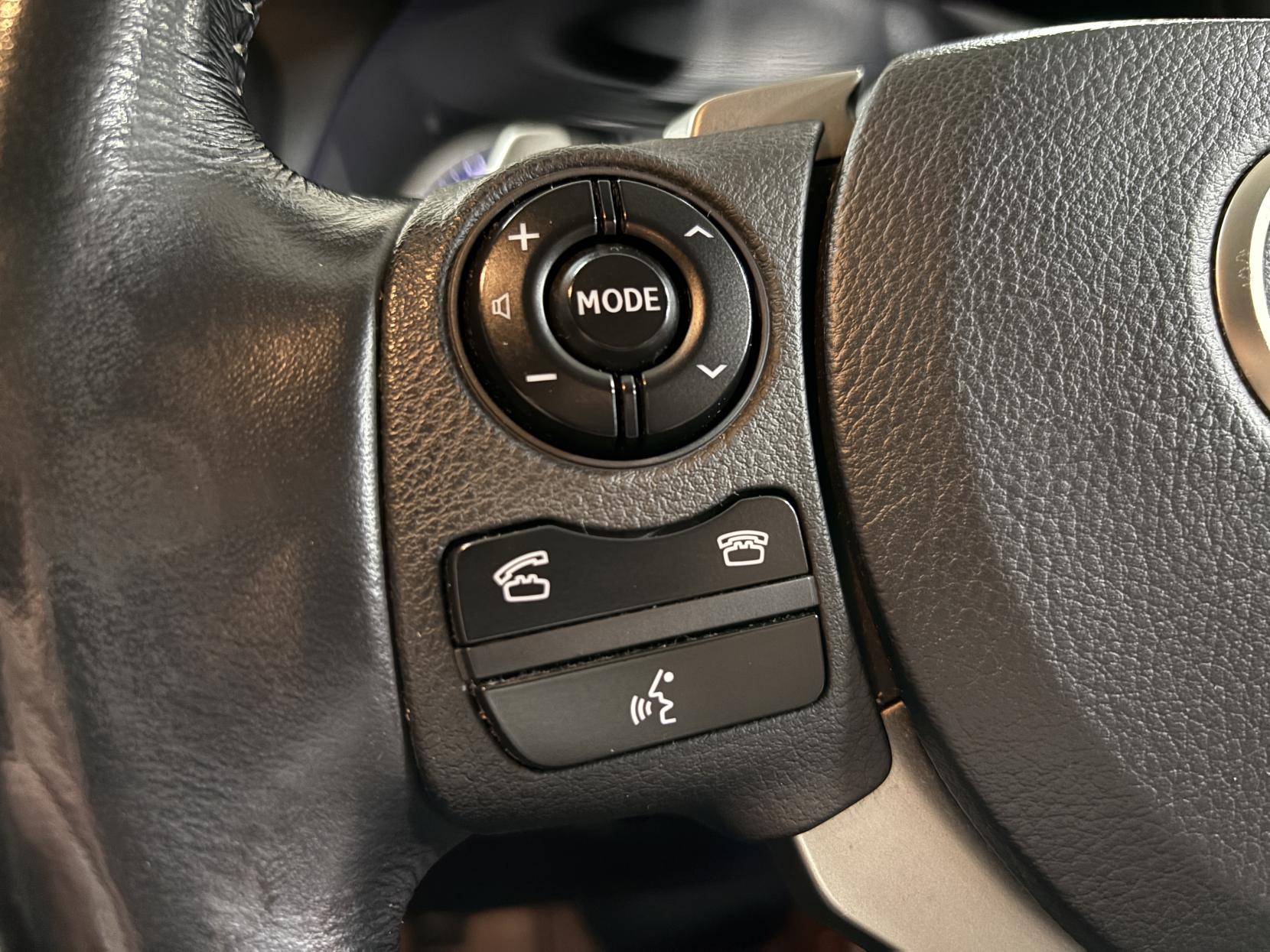 Lexus IS 2.5 300h Executive Edition Saloon 4dr Petrol Hybrid E-CVT Euro 5 (s/s) (223 ps)