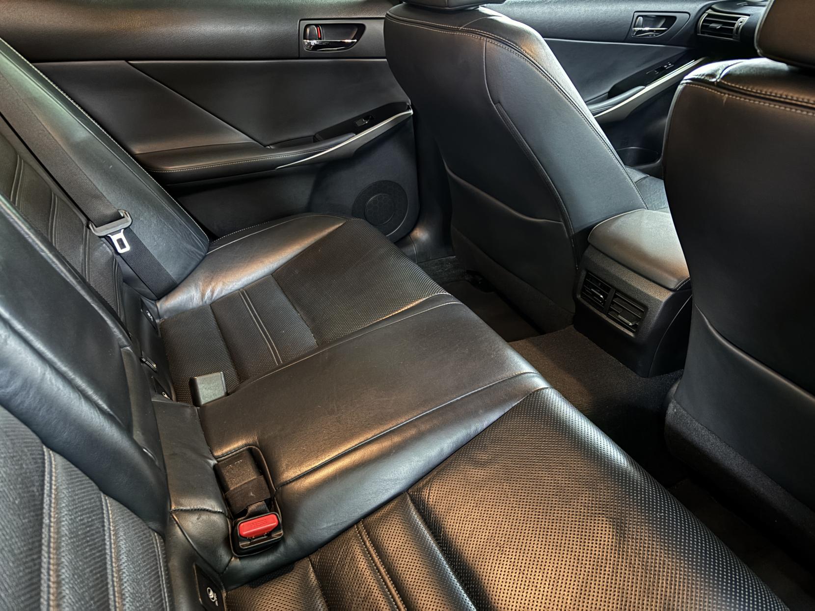 Lexus IS 2.5 300h Executive Edition Saloon 4dr Petrol Hybrid E-CVT Euro 5 (s/s) (223 ps)