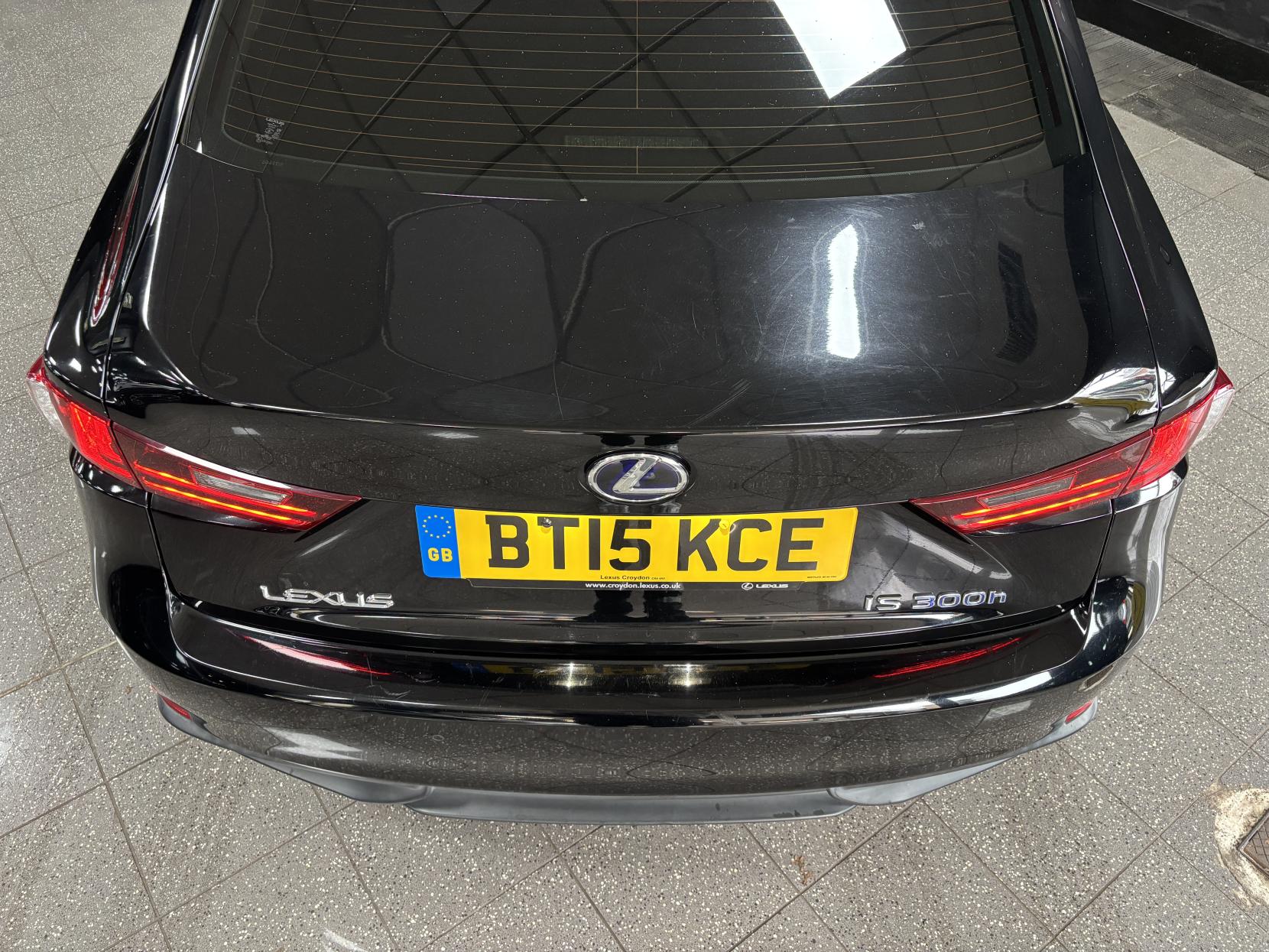 Lexus IS 2.5 300h Executive Edition Saloon 4dr Petrol Hybrid E-CVT Euro 5 (s/s) (223 ps)