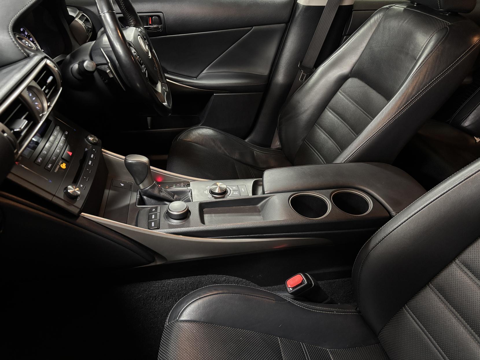 Lexus IS 2.5 300h Executive Edition Saloon 4dr Petrol Hybrid E-CVT Euro 5 (s/s) (223 ps)