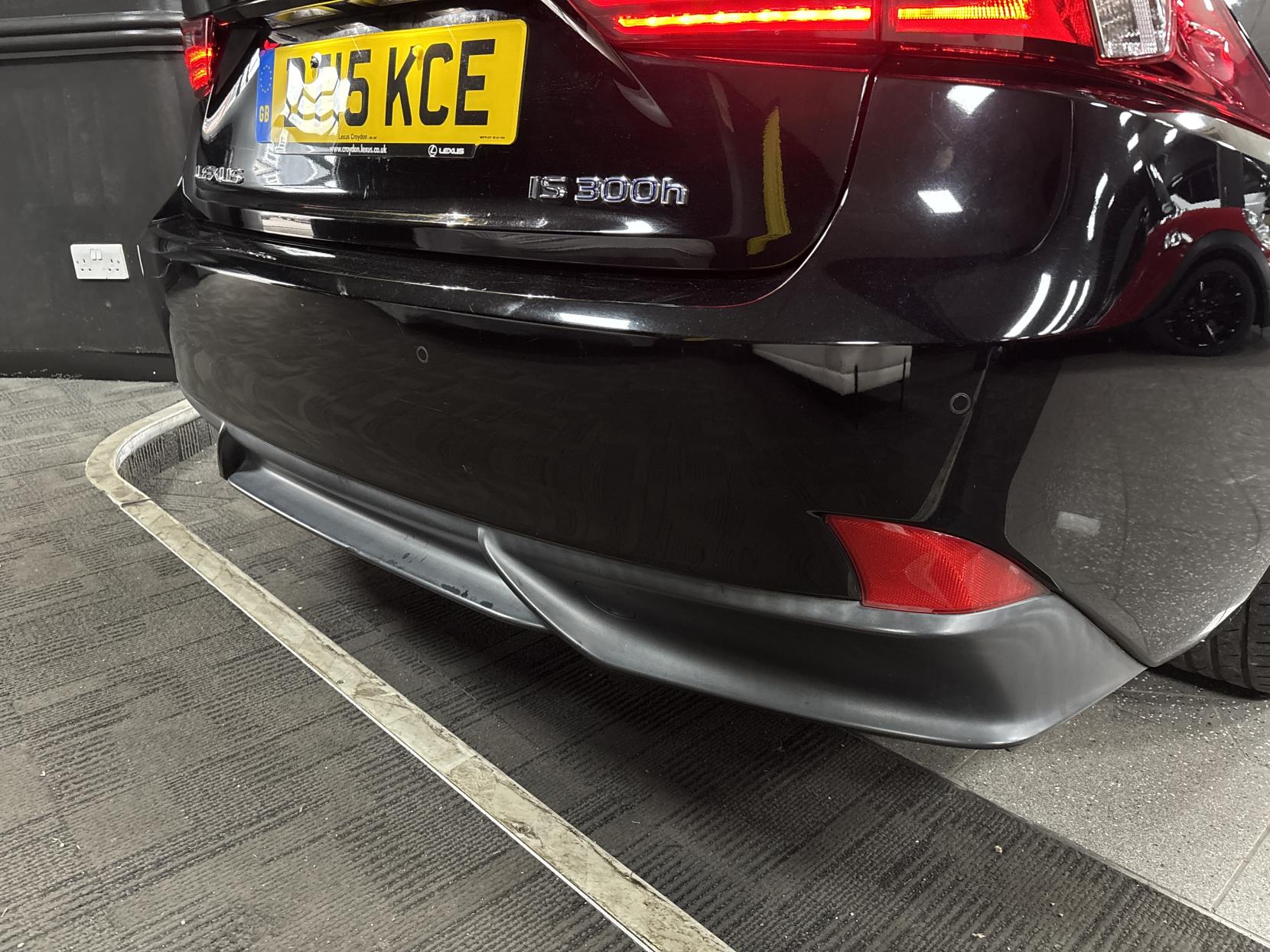 Lexus IS 2.5 300h Executive Edition Saloon 4dr Petrol Hybrid E-CVT Euro 5 (s/s) (223 ps)