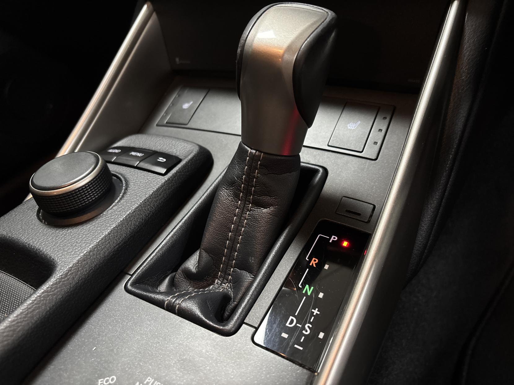 Lexus IS 2.5 300h Executive Edition Saloon 4dr Petrol Hybrid E-CVT Euro 5 (s/s) (223 ps)