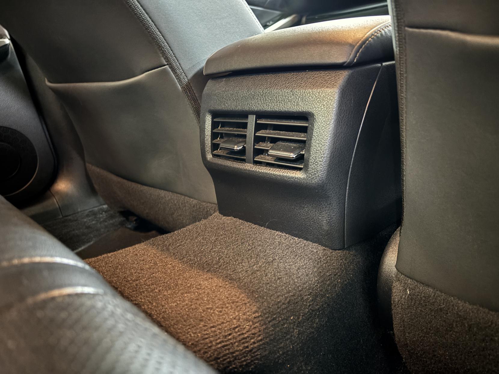 Lexus IS 2.5 300h Executive Edition Saloon 4dr Petrol Hybrid E-CVT Euro 5 (s/s) (223 ps)