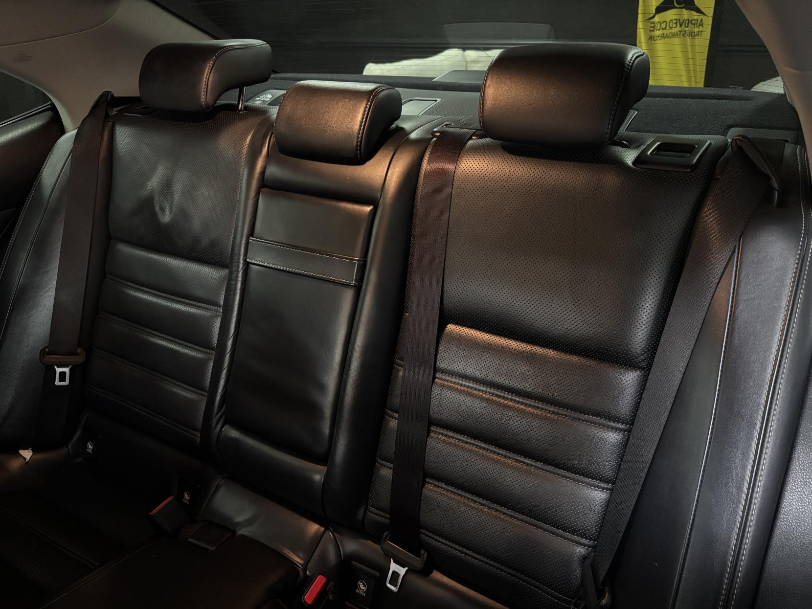 Lexus IS 2.5 300h Executive Edition Saloon 4dr Petrol Hybrid E-CVT Euro 5 (s/s) (223 ps)