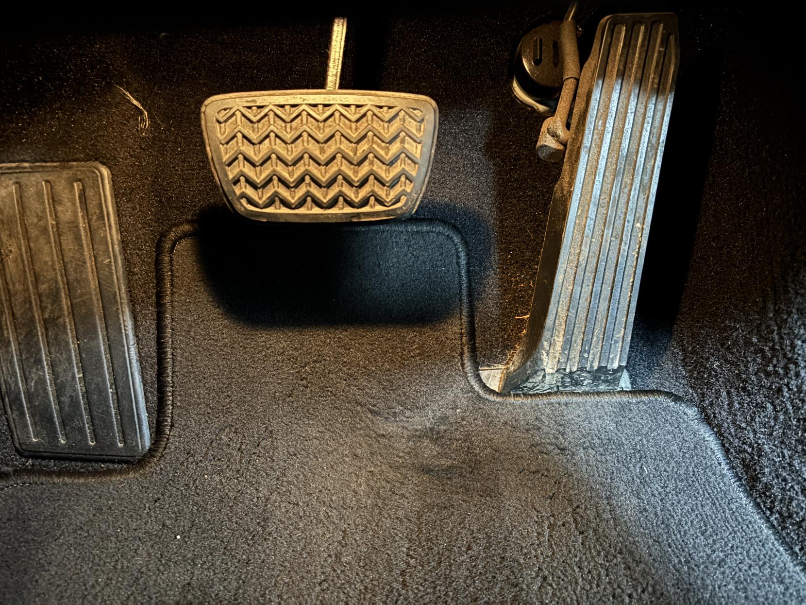 Lexus IS 2.5 300h Executive Edition Saloon 4dr Petrol Hybrid E-CVT Euro 5 (s/s) (223 ps)