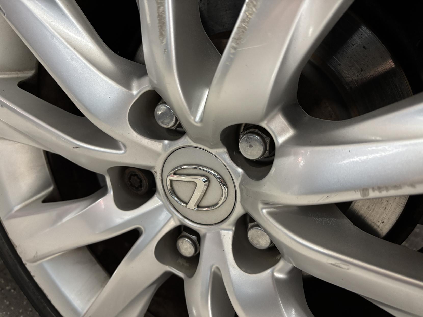 Lexus IS 2.5 300h Executive Edition Saloon 4dr Petrol Hybrid E-CVT Euro 5 (s/s) (223 ps)