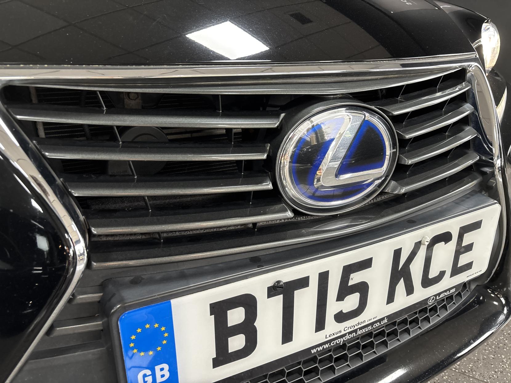 Lexus IS 2.5 300h Executive Edition Saloon 4dr Petrol Hybrid E-CVT Euro 5 (s/s) (223 ps)