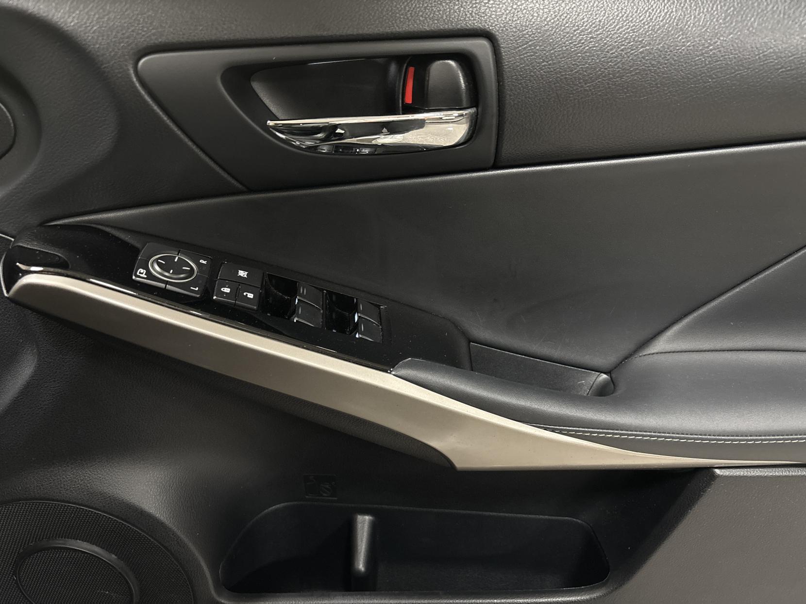 Lexus IS 2.5 300h Executive Edition Saloon 4dr Petrol Hybrid E-CVT Euro 5 (s/s) (223 ps)