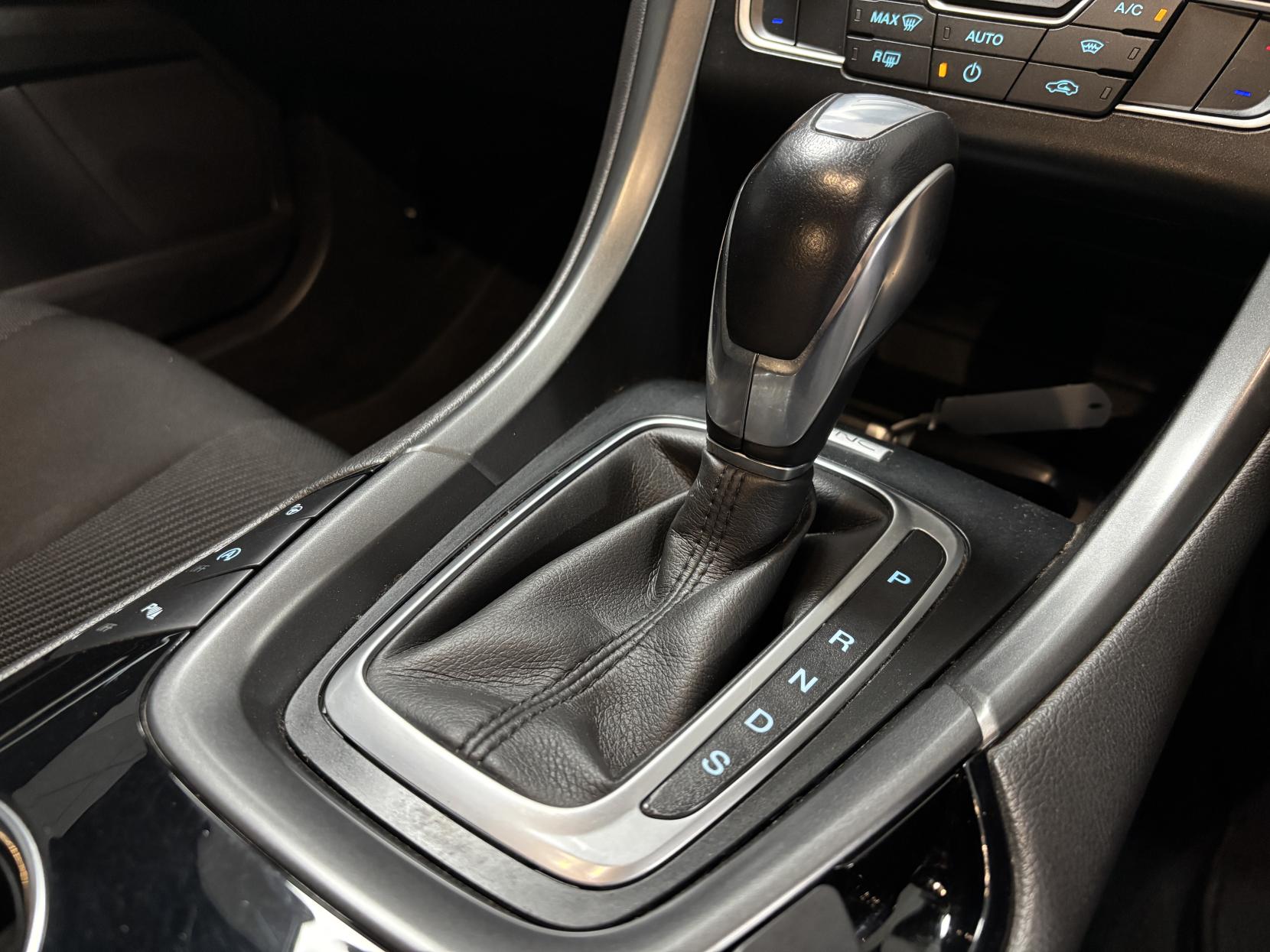 Ford Mondeo 2.0 TDCi ST-Line Hatchback 5dr Diesel Powershift Euro 6 (s/s) (180 ps)